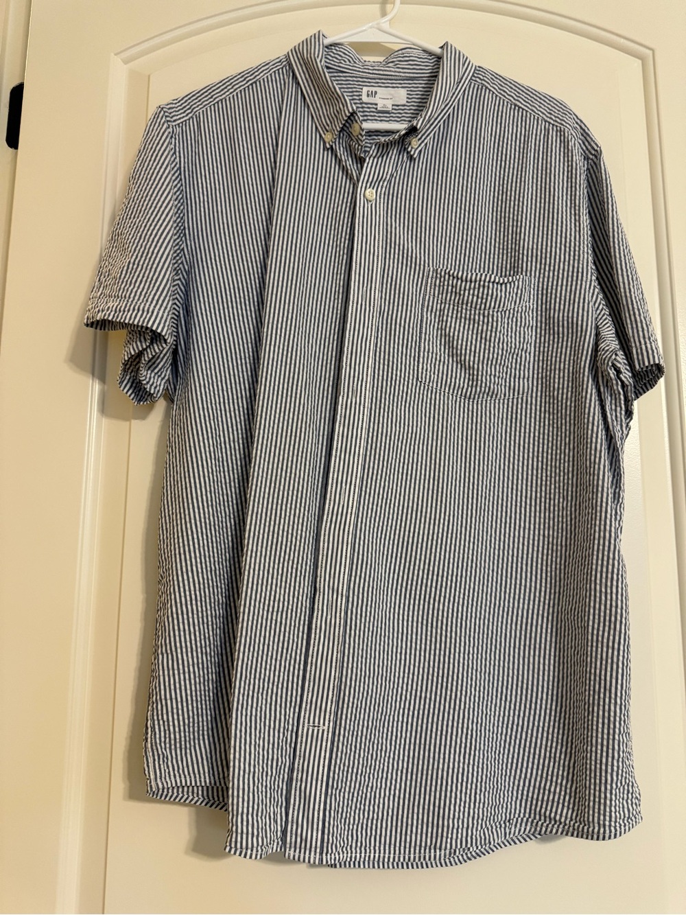 GAP Men's Blue and White Striped Seersucker Button Down Shirt